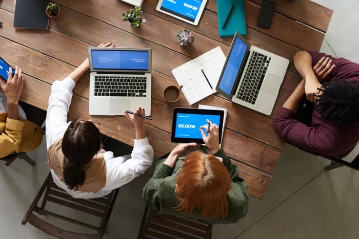Das Aplons-Team bei der Arbeit an einem Kundenprojekt